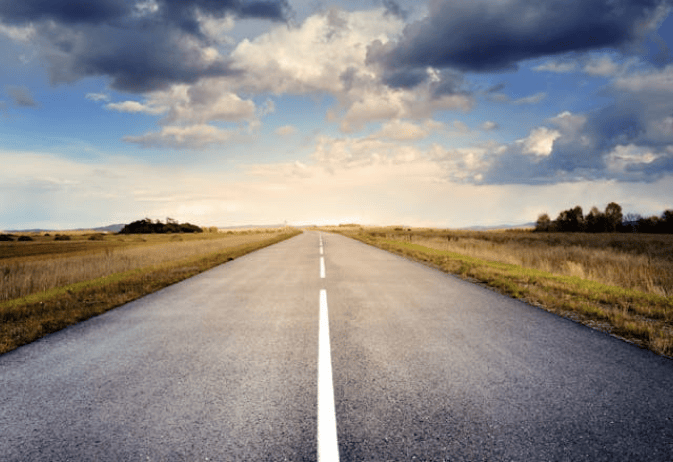 Vision "Carretera abierta bajo un cielo despejado, representando la visión de crecimiento